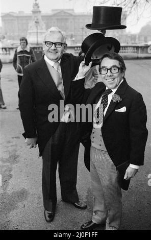 Les deux Ronnies (Ronnie Barker et Ronnie Corbett), après avoir reçu leurs décorations de la Reine au Palais de Buckingham. 7th février 1978. Banque D'Images