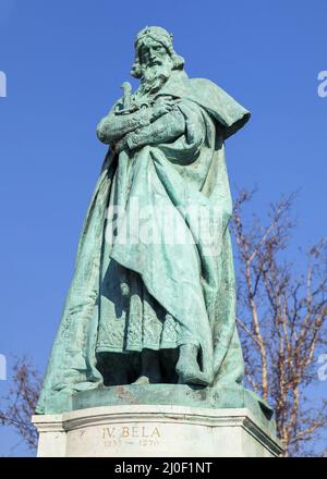 Budapest, HONGRIE - 15 FÉVRIER 2015 - Statue du roi Bela IV sur la place des héros, Budapest Banque D'Images