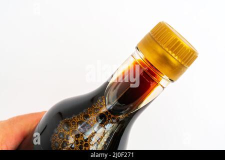 Sauce soja en bouteille de verre. Assaisonnement asiatique traditionnel. Banque D'Images