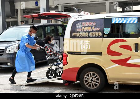 Hong Kong, Chine. 18th mars 2022. Un citoyen est transporté avec un « taxi anti-épidémique » pour le diagnostic à Hong Kong, dans le sud de la Chine, le 18 mars 2022. Vendredi, Hong Kong a enregistré 7 966 nouveaux cas de COVID-19 par des tests d'acide nucléique, et 12 116 autres cas positifs par des tests d'antigène rapides auto-déclarés, ont montré des données officielles. Crédit : Lo Ping Fai/Xinhua/Alamy Live News Banque D'Images