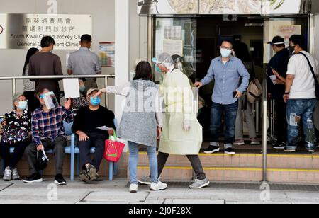 Hong Kong, Chine. 18th mars 2022. Les citoyens attendent à l'extérieur d'une clinique pour un diagnostic à Hong Kong, dans le sud de la Chine, le 18 mars 2022. Vendredi, Hong Kong a enregistré 7 966 nouveaux cas de COVID-19 par des tests d'acide nucléique, et 12 116 autres cas positifs par des tests d'antigène rapides auto-déclarés, ont montré des données officielles. Crédit : Lo Ping Fai/Xinhua/Alamy Live News Banque D'Images