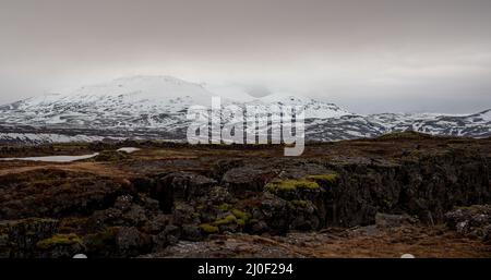 Géologie formations rocheuses et montagne enneigée en Islande. Banque D'Images