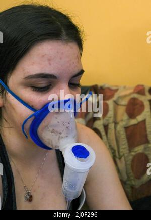Femme avec un inhalateur. Inhalation à la maison Banque D'Images
