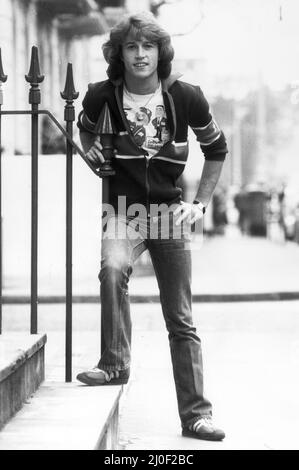 Andy Gibb, frère cadet de Bee Gees Barry, Maurice et Robin, pose sur une rue de Londres. Avril 1978. Banque D'Images