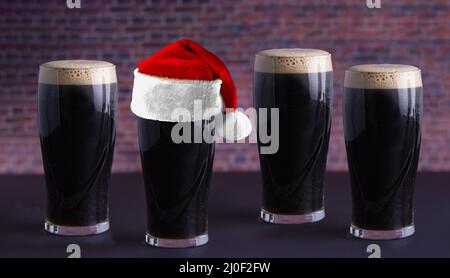 Un sombre Guinness Irish Stout sec verre de bière provenant de la brasserie de dublin vue horizontale Banque D'Images