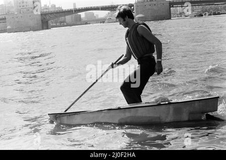 Sir Ranulph Fiennes, le chef de l'expédition transglobe, traverse la Tamise près du pont Tower, en utilisant Jesus Boots, une paire de flotteurs spécialement conçus pour l'expédition. 25th juin 1979. Banque D'Images