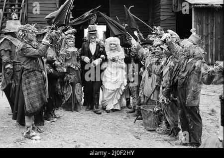 Le personnage de télévision Worzel Gummidge, qui est joué par Jon Pertwee, épouse son tante Sally, joué par una Stubbs, dans une grange à Braishfield, près de Romsey, Hants. Les invités au mariage étaient Barbara Windsor, Bill Maynard avec plusieurs escrocs. 3rd juillet 1979. Banque D'Images