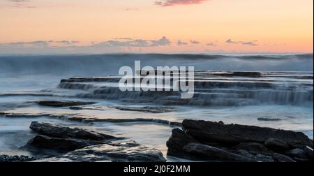 Paysage marin des montagnes Rocheuses avec océan ondulé au coucher du soleil. Akrotiri, Limassol, Chypre Banque D'Images