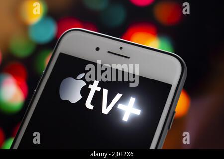 Calgary, Alberta, Canada. 21 mai 2020. Un iPhone plus blanc avec le logo Apple TV plus à l'écran Banque D'Images