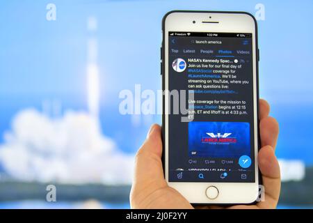 Kennedy Space Center, Floride, États-Unis. 27 mai 2020. Une personne portant un iPhone avec le logo bleu Launch America et un Banque D'Images