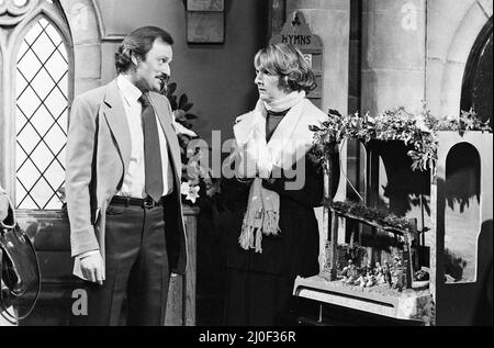 Penelope Keith et Peter Bowles filmant l'épisode de Noël de 'To The Manor Born'. 17th décembre 1979. Banque D'Images