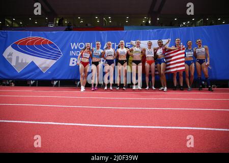 Belgrade, Serbie. 18th mars 2022. Les athlètes posent pour la photo après les 800 mètres pour le Pentathlon aux Championnats du monde d'athlétisme en salle Belgrade 2022 à Stark Arena, Belgrade, Serbie, le 18 mars 2022. Credit: Zheng Huansong/Xinhua/Alay Live News Banque D'Images