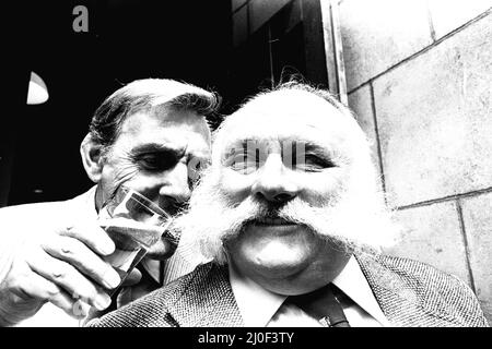 Le casting de Big Bad Mouse au Theatre Royal, Newcastle, le 10th juin 1980. Eric Sykes et Jimmy Edwards Banque D'Images