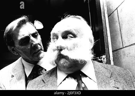 Le casting de Big Bad Mouse au Theatre Royal, Newcastle, le 10th juin 1980. Eric Sykes et Jimmy Edwards Banque D'Images