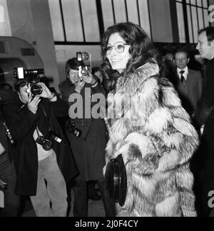 Sophia Loren arrivée à l'aéroport de Heathrow depuis Paris. Londres, le 25th mars 1979. Banque D'Images