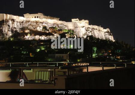 Colline de l'Acropole d'Athènes avec le monument du Parthénon en haut pendant la nuit Banque D'Images