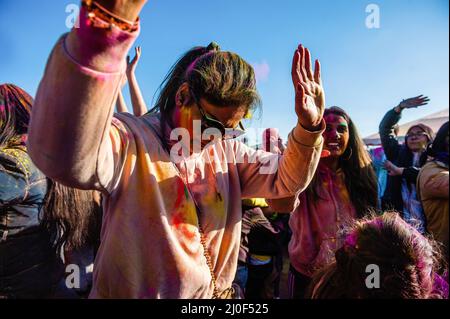 Une femme danse à la musique indienne tandis qu'elle est couverte de poudre d'orange pendant les célébrations de Holi à la Haye. La Haye, avec la plus grande population indienne rassemblée au parc multiculturel Transvaal pour célébrer le festival annuel Holi Hangámá, également connu sous le nom de Festival des couleurs, ce qui signifie la célébration de l'arrivée du printemps, un nouveau commencement, et le triomphe du divin et du bien. Le thème du festival Holi de cette année est Liberation.The Hague, avec la plus grande population indienne réunie dans le parc multiculturel Transvaal pour célébrer le festival annuel Holi Hangámá, également connu sous le nom de Festi Banque D'Images