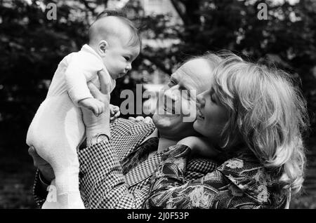 Esther Rantzen à la maison avec sa petite fille Emily et son mari Desmond Wilcox. 15th mai 1978. Banque D'Images