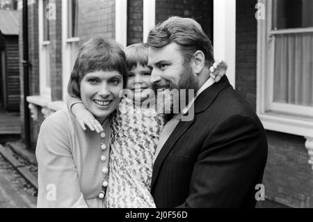 L'acteur Brian Blessed épouse Hildegard Hope Blessed (Hildegard Neil) au bureau d'enregistrement de Woking. Leur fille Rosalind, âgée de 4 ans, était au mariage. 28th décembre 1978. Banque D'Images