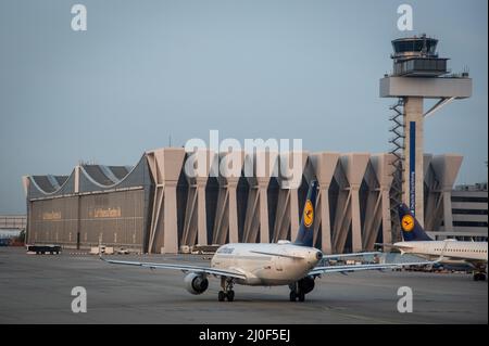 Avions de Lufthansa sur la piste du terminal 1 de l'aéroport international de Francfort en Allemagne Banque D'Images