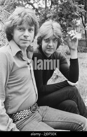 Nick Lowe Dark shirt) et Dave Edmunds (dans une chemise plus légère) photographiés ensemble en 1979. Nick et Dave ont formé le groupe Rockpile à la fin de 1970s, ainsi que d'avoir plusieurs hits solo comme Dave Edmunds numéro un seul que je vous entends frapper en 1970 et Nick Lowes I Love The Sound of Breaking Glass en 1978. Rockpile était un groupe britannique rock and roll de la fin de 1970s et du début de 1980s, connu pour sa forte roche de pub, ses influences rock et pop de puissance, et comme une influence fondamentale sur la nouvelle vague. Le groupe était composé de Dave Edmunds (voix, guitare), Nick Lowe (voix, guitare basse), Billy Bremner (voix Banque D'Images