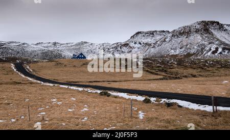 Paysage islandais typique et maison de campagne avec montagne enneigée, Islande Banque D'Images