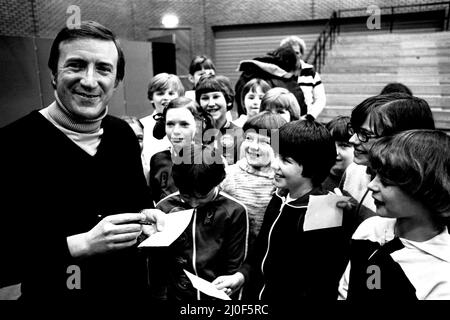 Roy Castle a organisé une représentation spéciale du populaire Record Breakers show au stade Gateshead. Le spectacle de deux heures marquait l'ouverture d'une nouvelle salle d'entraînement intérieure au stade, mais il ne devait pas être télévisé. Brian Jacks, star du Judo, est photographié en arrière-plan. 9th janvier 1980 Banque D'Images