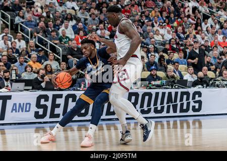 Pittsburgh, Pennsylvanie, États-Unis. 18th mars 2022. Chattanooga MoCs avant Silvio de Sousa (22) conduit avec le ballon contre l'Illinois Fighting Illini centre Kofi Cockburn (21) pendant le jeu entre les Chattanooga MoCs et l'Illinois Fighting Illini à PPG Paint Arena, Pittsburgh, PA. Crédit : ZUMA Press, Inc./Alay Live News Banque D'Images