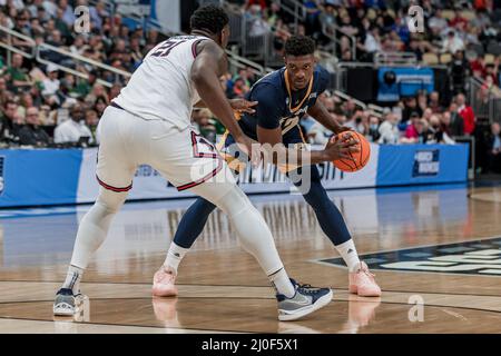 Pittsburgh, Pennsylvanie, États-Unis. 18th mars 2022. Chattanooga MoCs avant Silvio de Sousa (22) est gardé par le centre de combat de l'Illinois Kofi Cockburn (21) pendant le match entre les MoCs de Chattanooga et l'Illinois Fighting Illini à PPG Paint Arena, Pittsburgh, PA. Crédit : ZUMA Press, Inc./Alay Live News Banque D'Images