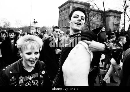 Les Punks à la station Sloane Square pour une marche de Hyde Park pour commémorer la mort de Sid Vicious. 2e février 1980. Banque D'Images