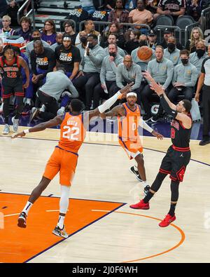 Phoenix, États-Unis. 18th mars 2022. Zach Lavine (#8 Chicago Bulls) tourne pendant le match de la National Basketball Association entre les Chicago Bulls et les Phoenix Suns au Footprint Center de Phoenix, Arizona. Edwin Rodriguez/SPP crédit: SPP Sport presse photo. /Alamy Live News Banque D'Images