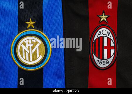 Calgary, Alberta, Canada. 10 juillet 2020. AC Milan vs Inter Milan gros plan sur leur logo en jersey Banque D'Images