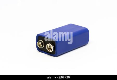 Une batterie bleue de 9 volts isolée sur un fond blanc Banque D'Images