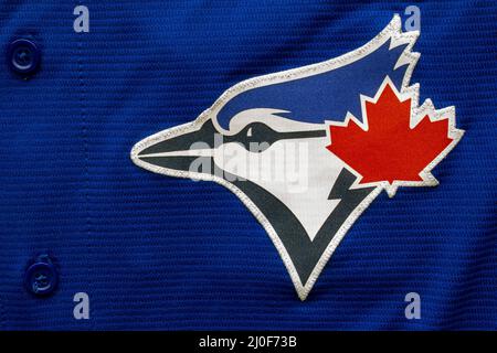 Calgary, Alberta, Canada. 10 juillet 2020. Les Blue Jays de Toronto se rapprochent de leur logo sur un maillot. Banque D'Images