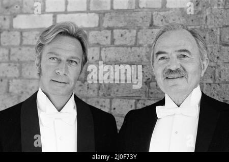 Les stars de «Sherlock Holmes: Meurtre par décret» Christopher Plummer (Sherlock Holmes) et James Mason (Dr. Watson) vêtu d'une cravate blanche sur place à Londres. 20th juin 1978. Banque D'Images