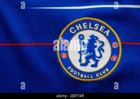 Calgary, Alberta, Canada. 10 juillet 2020. Chelsea football Club se rapproche de son logo sur un jersey. Banque D'Images