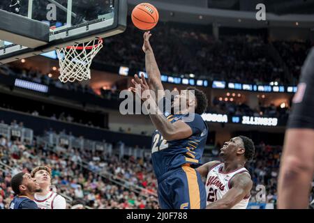 Pittsburgh, Pennsylvanie, États-Unis. 18th mars 2022. Chattanooga MoCs avant Silvio de Sousa (22) pose un tir derrière le centre Illinois Fighting Illini Kofi Cockburn (21) pendant le match entre les Chattanooga MoCs et l'Illinois Fighting Illini à PPG Paint Arena, Pittsburgh, PA. Crédit : ZUMA Press, Inc./Alay Live News Banque D'Images