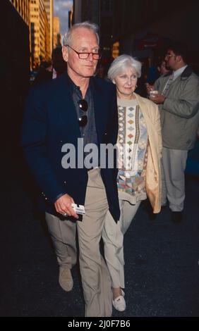 Paul Newman et Joanne Woodward lors d'une représentation de « Rent » au Nederlander Theatre de New York le 30 mai 1996. Crédit photo : Henry McGee/MediaPunch Banque D'Images