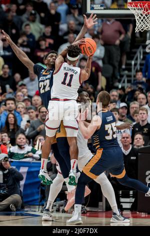 Pittsburgh, Pennsylvanie, États-Unis. 18th mars 2022. Le combattant de l'Illinois le garde d'Illini Alfonso Plummer (11) monte pour un tir et est gardé par Chattanooga MoCs avant Silvio de Sousa (22) pendant le match entre les Chattanooga MoCs et l'Illinois Fighting Illini à PPG Paint Arena, Pittsburgh, PA. Crédit : ZUMA Press, Inc./Alay Live News Banque D'Images