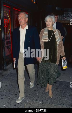 Paul Newman et Joanne Woodward lors d'une représentation de 'Skylight' au Royale Theatre de New York le 25 septembre 1996. Crédit photo : Henry McGee/MediaPunch Banque D'Images