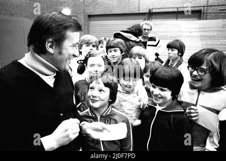 Roy Castle a organisé une représentation spéciale du populaire Record Breakers show au stade Gateshead. Le spectacle de deux heures marquait l'ouverture d'une nouvelle salle d'entraînement intérieure au stade, mais il ne devait pas être télévisé. Brian Jacks, star du Judo, est photographié en arrière-plan. 9th janvier 1980 Banque D'Images