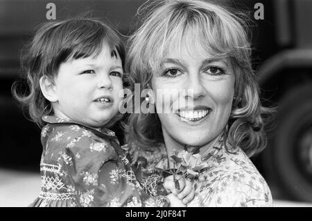 Esther Rantzen en photo avec sa fille Emily au Chelsea Flower Show. Emily a eu une Rose nommée d'après elle. 21st mai 1979. Banque D'Images