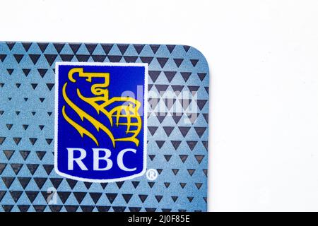 Calgary Alberta, Canada. 25 juillet 2020. Macro proche du logo RBC sur une carte de crédit. Banque D'Images