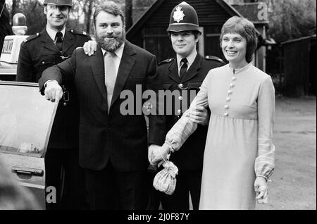 L'acteur Brian Blessed épouse Hildegard Hope Blessed (Hildegard Neil) au bureau d'enregistrement de Woking. Photo avec PC Bob Shatwell (à gauche) et PC David Morehead. 28th décembre 1978. Banque D'Images