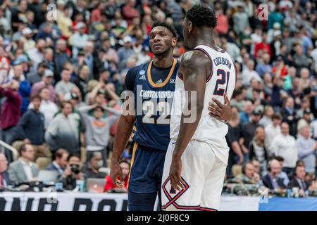 Pittsburgh, Pennsylvanie, États-Unis. 18th mars 2022. Illinois Fighting Illini centre Kofi Cockburn (21) consoles Chattanooga Mocs avance Silvio de Sousa (22) après le match entre les Chattanooga MoC et l'Illinois Fighting Illini à PPG Paint Arena, Pittsburgh, PA. Crédit : ZUMA Press, Inc./Alay Live News Banque D'Images