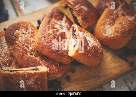 Délicieux pain aux myrtilles farci de fruits frais. Pain polonais traditionnel appelé jagodzianka Banque D'Images