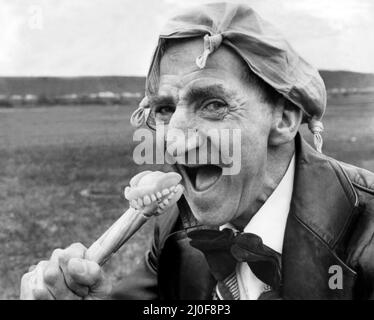 Une photo d'une série d'images humourous de nouveauté prises par le photographe du dimanche, Dennis Hutchinson. - Fausses dents et chapeau de mouchoir. Vers 1980 Banque D'Images