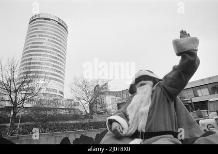 Père Christmas Tours Birmingham City Centre, 8th décembre 1979. La Rotunda Banque D'Images