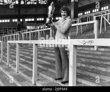 Terry McDermott Liverpool Midfielder Holding Player of the Year Trophée au Kop, Anfield, publié le 30th avril 1980. Banque D'Images
