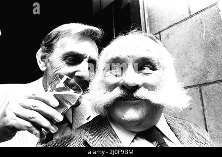 Le casting de Big Bad Mouse au Theatre Royal, Newcastle, le 10th juin 1980. Eric Sykes et Jimmy Edwards Banque D'Images